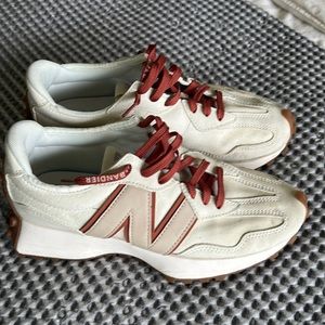 Bandier New Balance 327